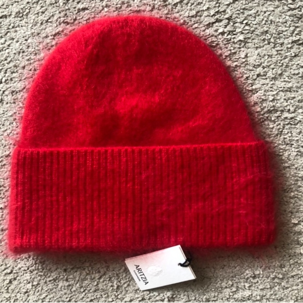 Aritzia Brushed Cashmere Cuff Beanie. NWT.